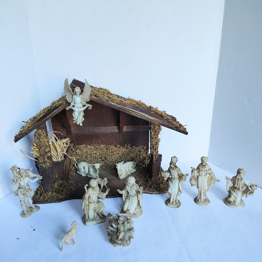 KMART Vintage 12 Piece Figures Nativity Set Wooden Stable Winter Christmas Decor